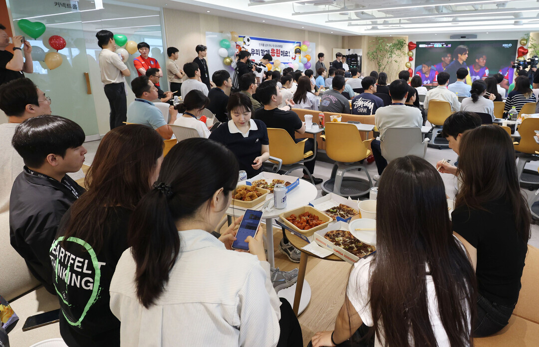 회의실에서 치킨과 함께 즐기는 월드컵...